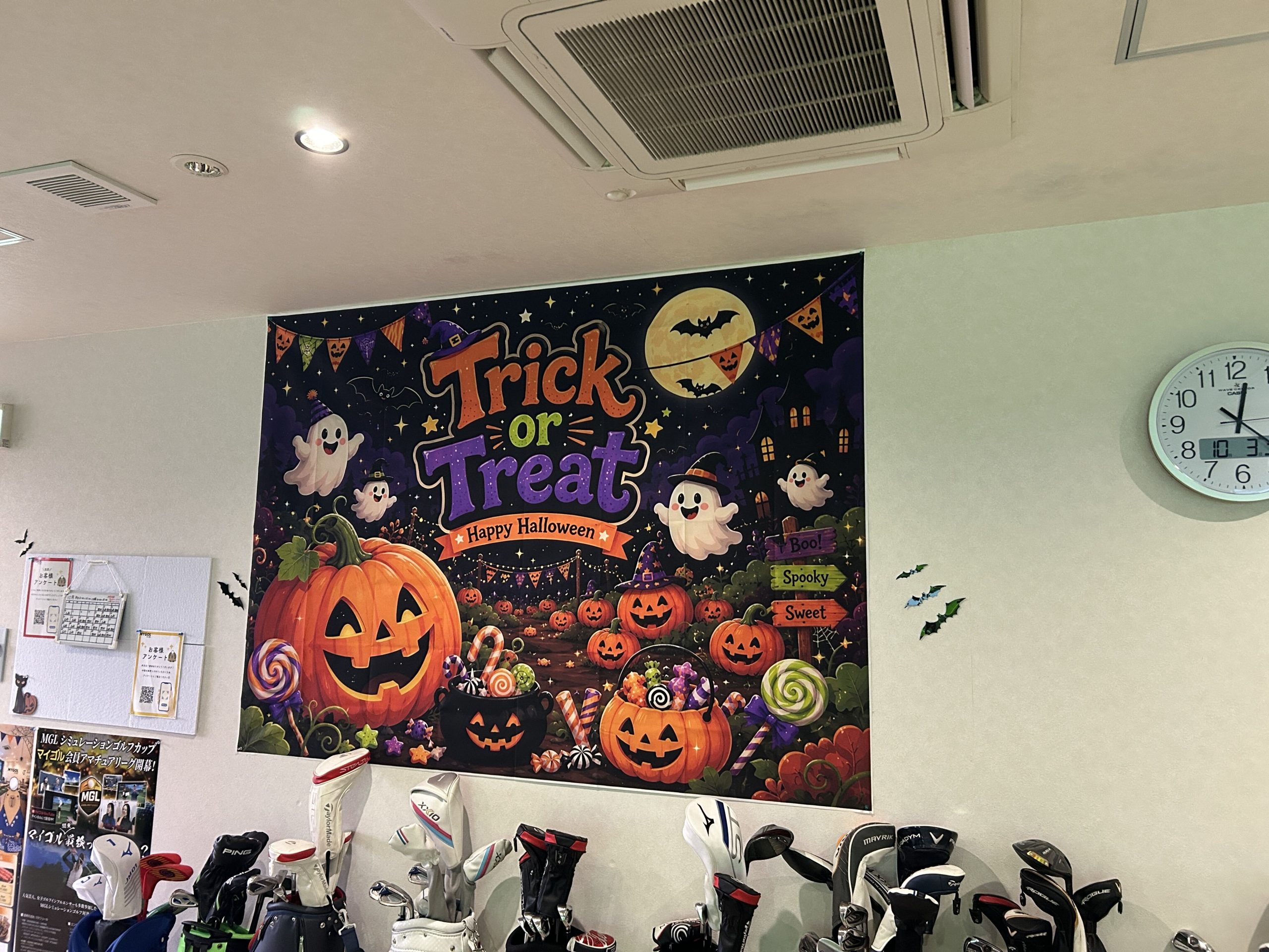 ゴルフバッグの上に飾ったハロウィンのタペストリー