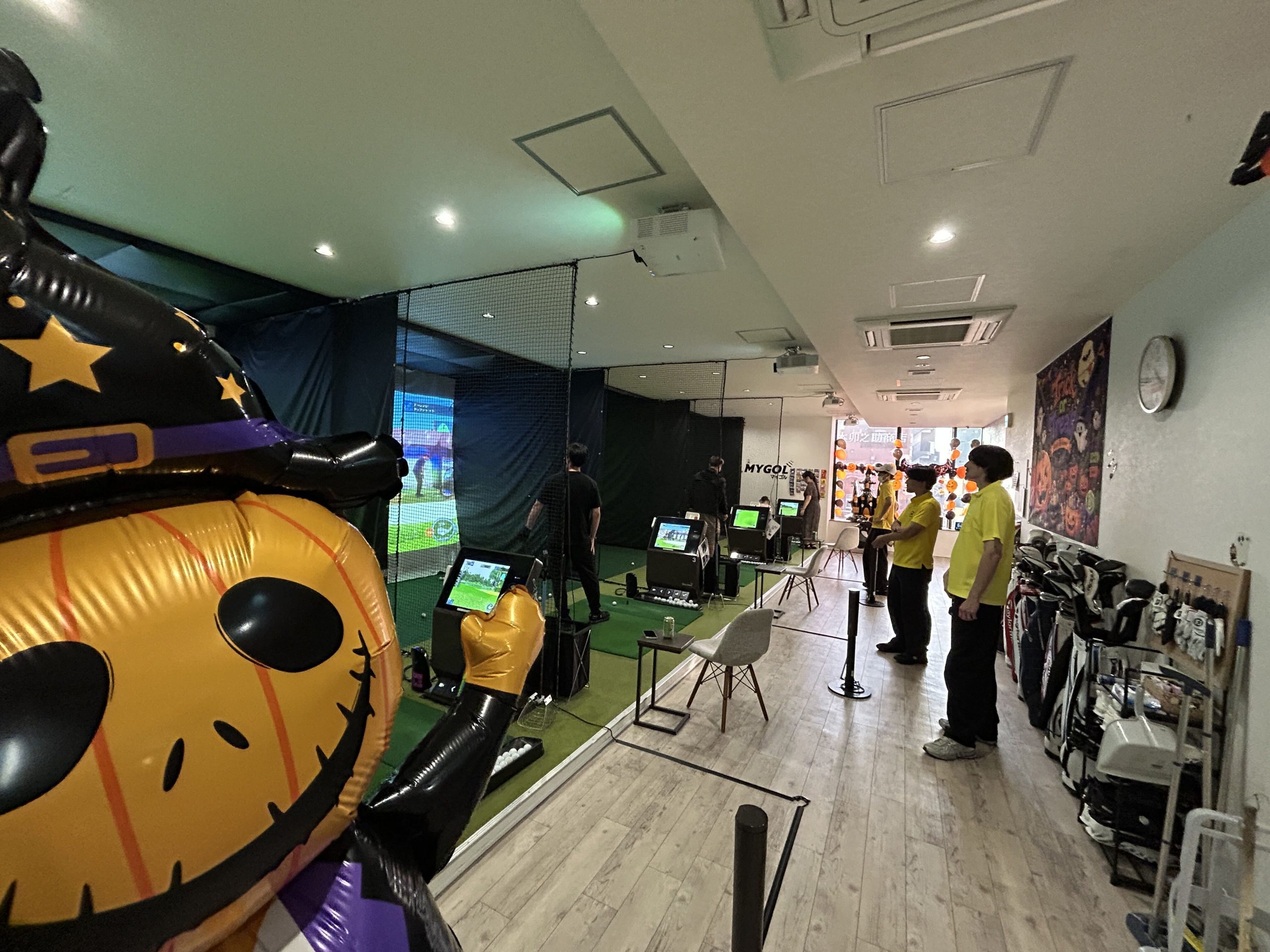 大きなかぼちゃのバルーンと、ハロウィン装飾をした浅草店の店内