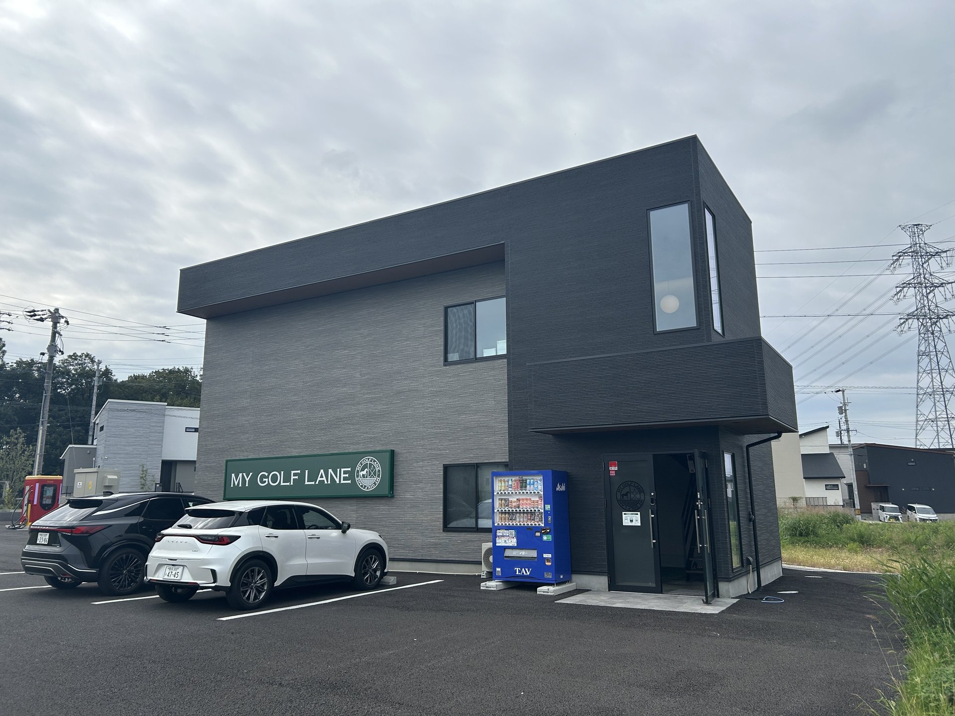 マイゴルみよし店の外観と駐車場