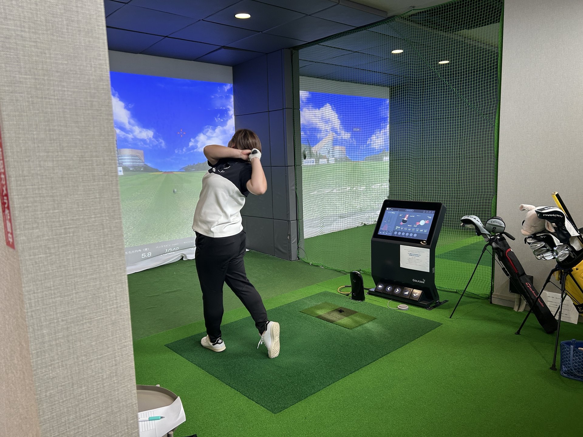 シミュレーター打席でのスイングの様子