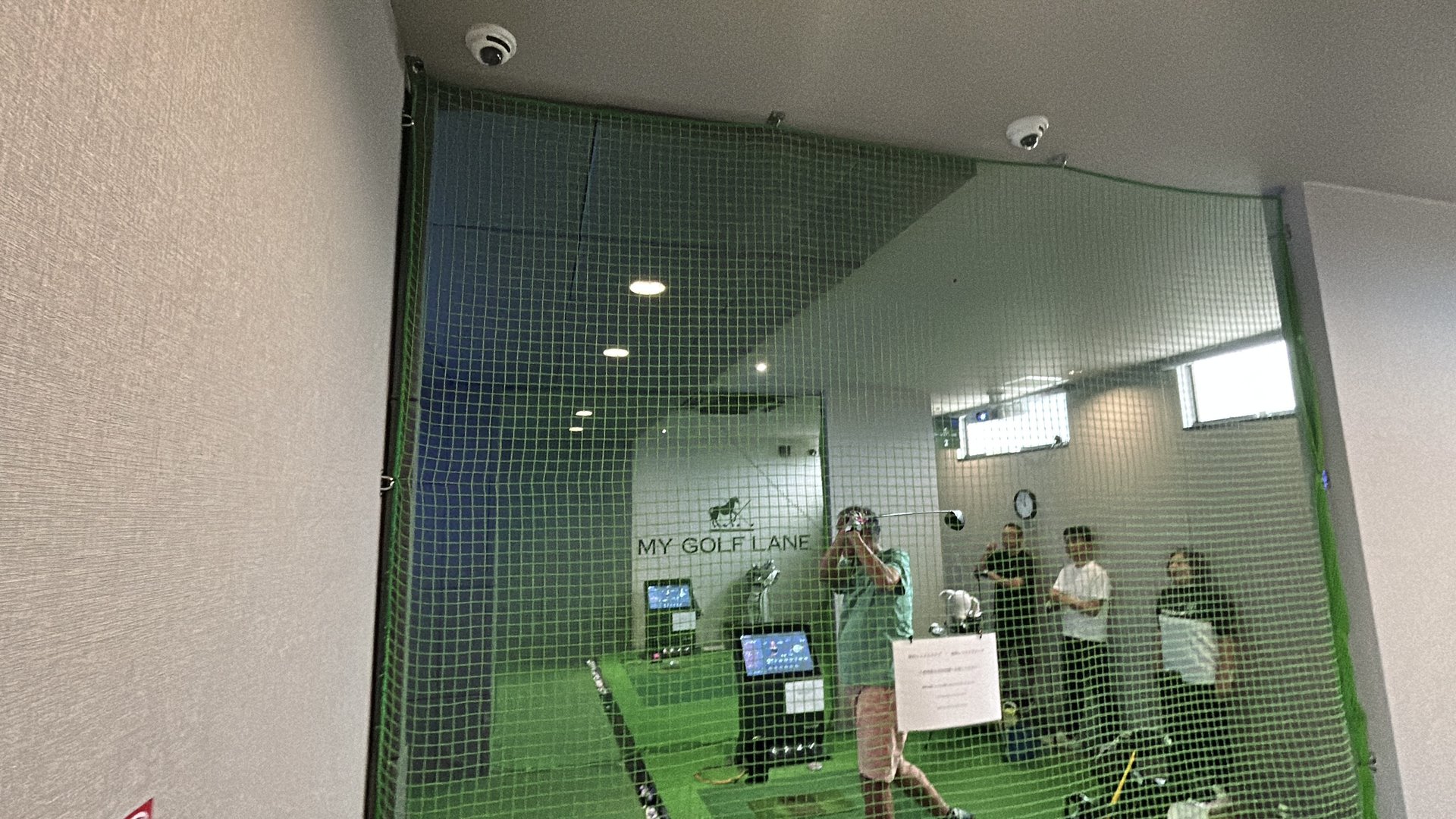 周囲が見守る中でのショットの様子